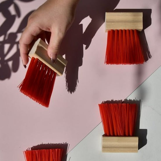 Vertical brush for hard-to-reach places