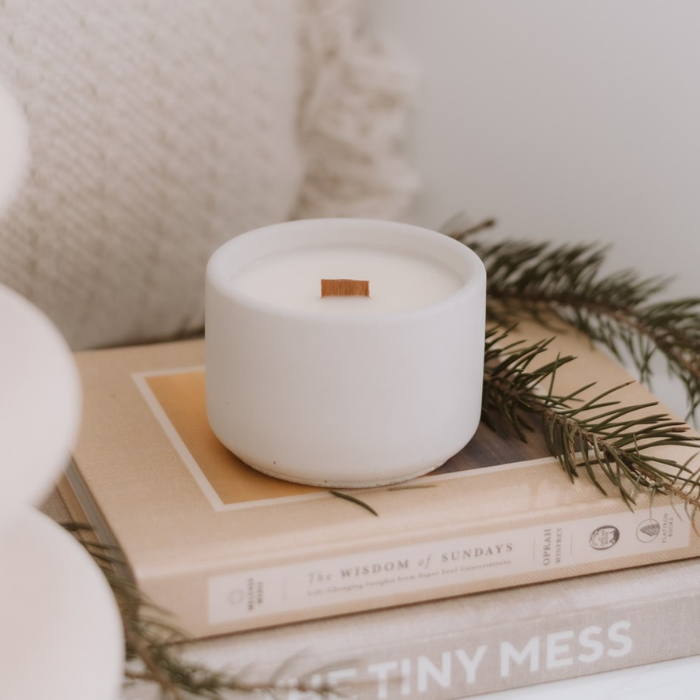 Bougie rechargeable avec pot en béton Charlevoix - Aiguille de sapin & Genévrier