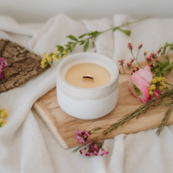 Refillable candle in concrete container - Wild flowers & cedar