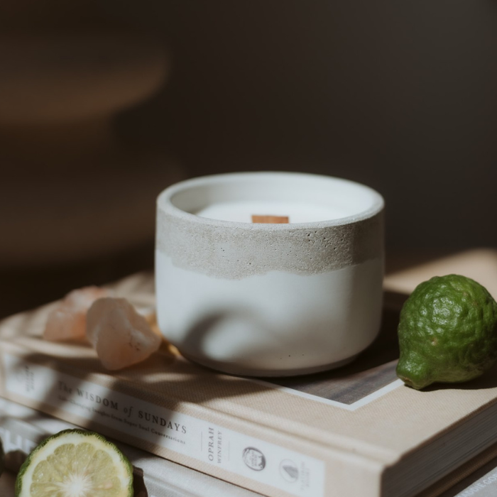 Bougie rechargeable avec pot en béton Sicile - Bergamote & Ambre gris