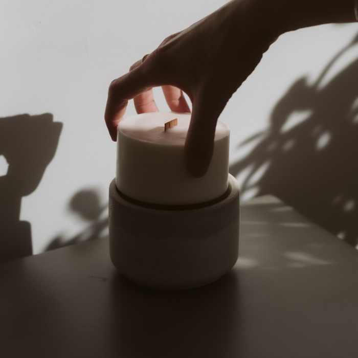 Bougie rechargeable avec pot en béton Charlevoix - Aiguille de sapin & Genévrier