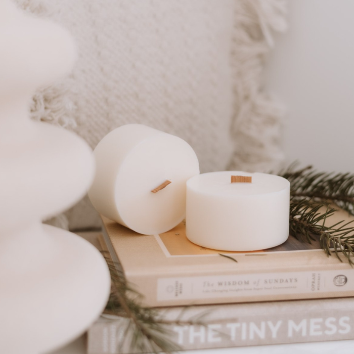 Bougie rechargeable avec pot en béton Charlevoix - Aiguille de sapin & Genévrier