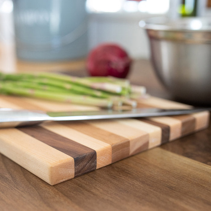 Planche à découper faite de retailles de bois québécois