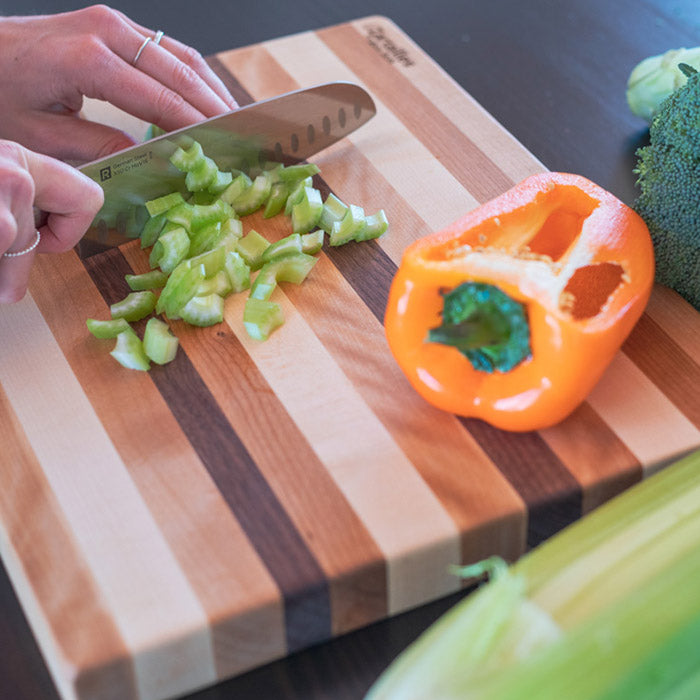 Planche à découper faite de retailles de bois québécois